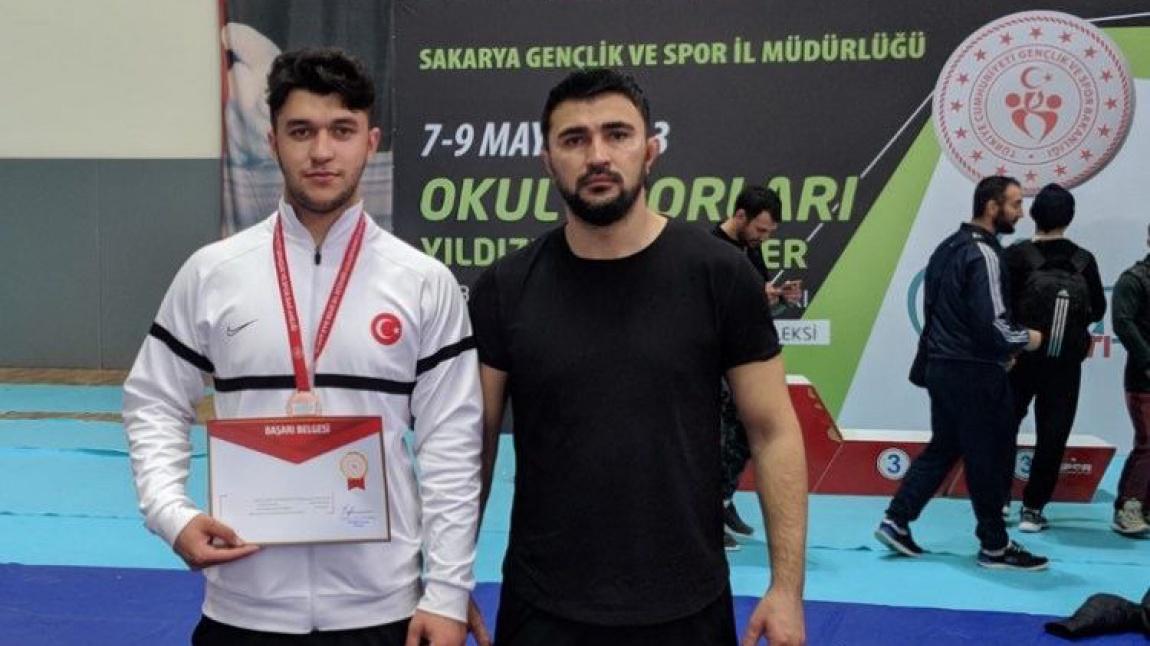 Güreş Müsabakasında Öğrencimiz Türkiye Şampiyonasına katılmaya hak kazanmıştır