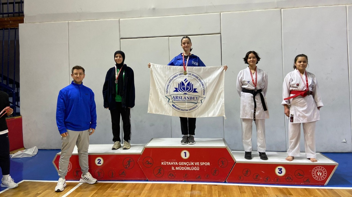 Öğrencimiz Cemre Naz DEMİR “Okul Sporları Karate Turnuvası”nda Kütahya Birincisi Oldu. Bölge Turnuvasına Gitmeye Hak Kazandı
